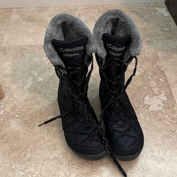 Columbia Shoes - 💕HP💕Columbia Women’s 200 grams black waterproof quilted boots with faux fur
